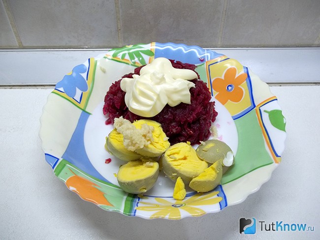 К продуктам добавлен майонез и чеснок