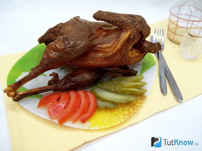 Готовый запеченный петух с яблоками