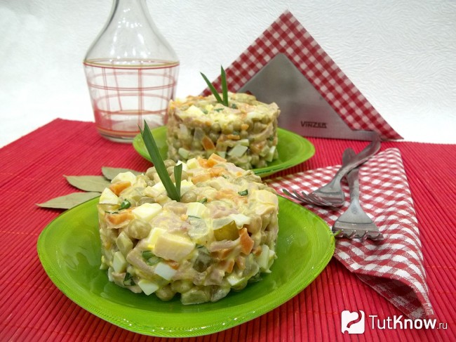 Готовый салат с копченой курицей