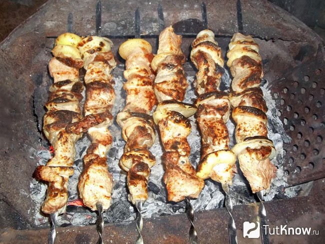 Готовый шашлык из свинины маринованный в майонезе