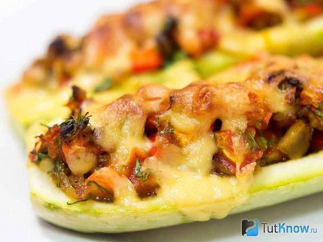 Запеченные кабачки с курицей