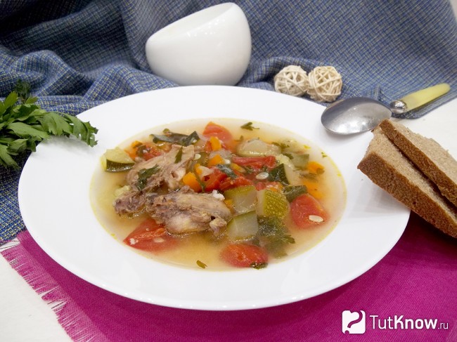 Готовый суп с кабачками и томатами