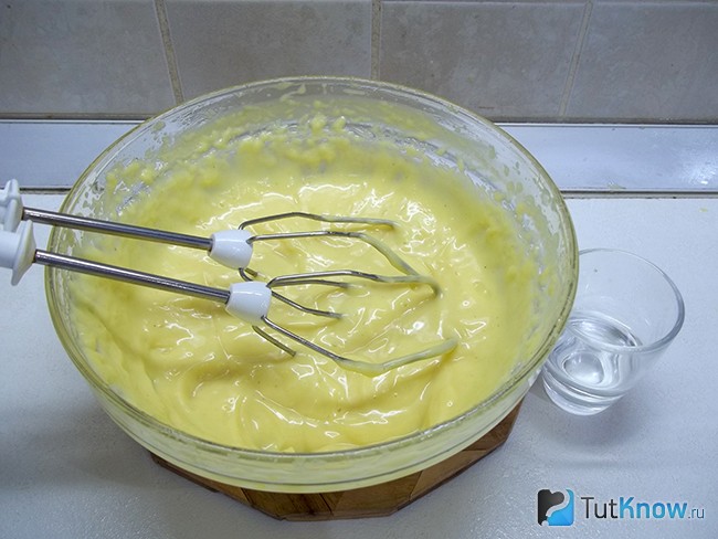 Продукты взбиты миксером и добавлен уксус