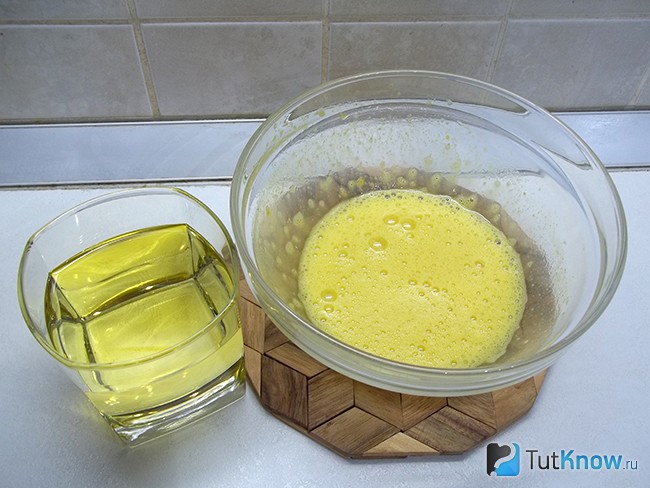 Продукты взбиты миксером и добавлено растительное масло