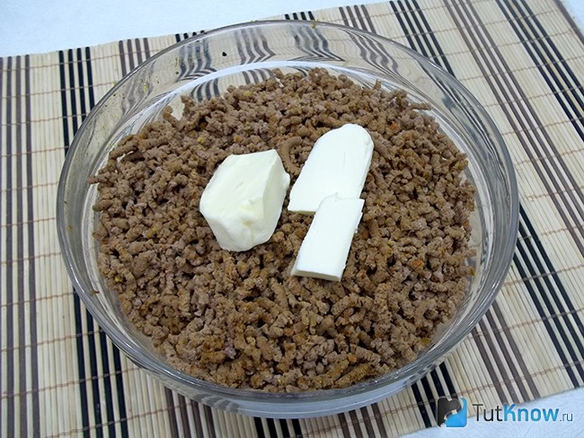 Овощи и утка перекручены через мясорубку и добавлено масло