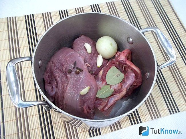 Мясо со специями погружено в кастрюлю