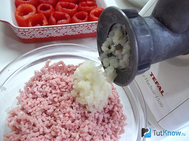 Лук перекручен через мясорубку
