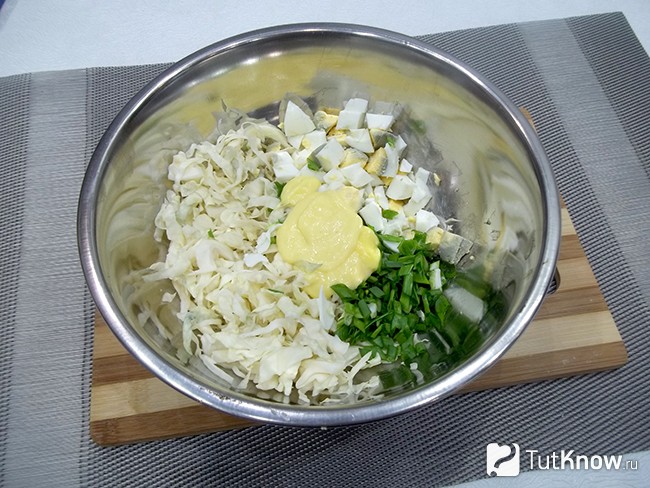 Продукты заправлены майонезом