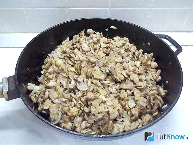 Грибы с луком жарятся