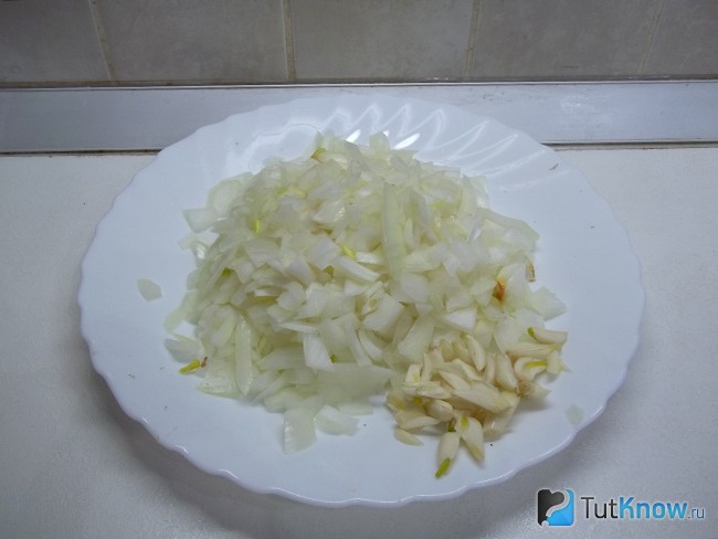 Лук и чеснок нарезаны