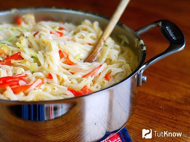 Рисовая лапша с курицей