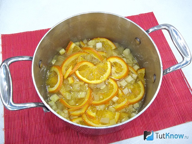 Кабачки и апельсины варятся