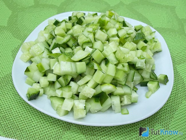 Огурцы нарезаны кубиками