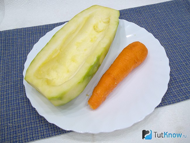 Кабачки и морковь очищены от кожры