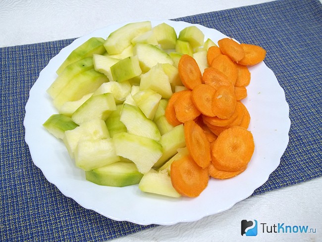 Кабачки и морковь нарезаны