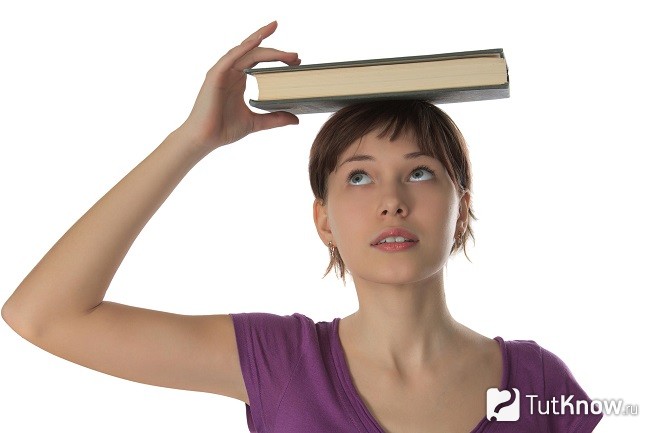 Девушка с книгой на голове
