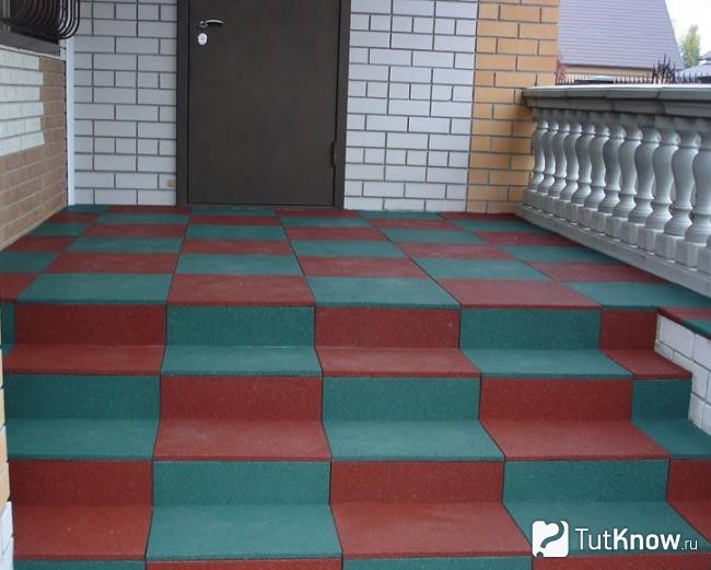 Резиновая плитка на крыльце