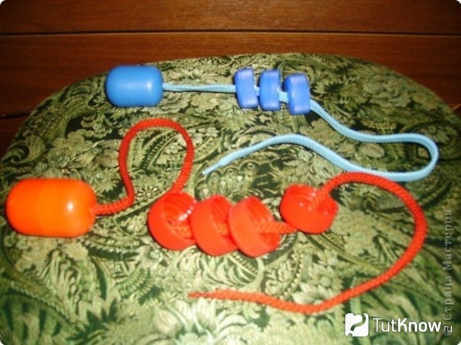 Игрушка из пластиковой упаковки киндера