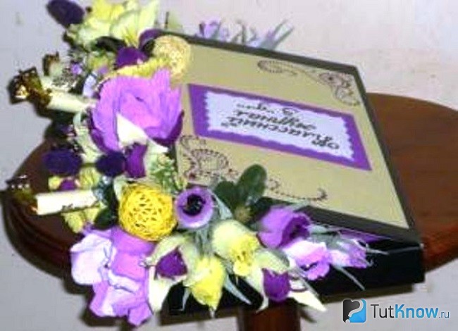 Классный журнал из конфет и цветы из бумаги