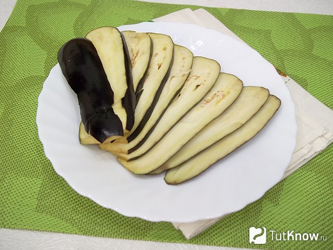 Баклажаны нарезаны слайсами