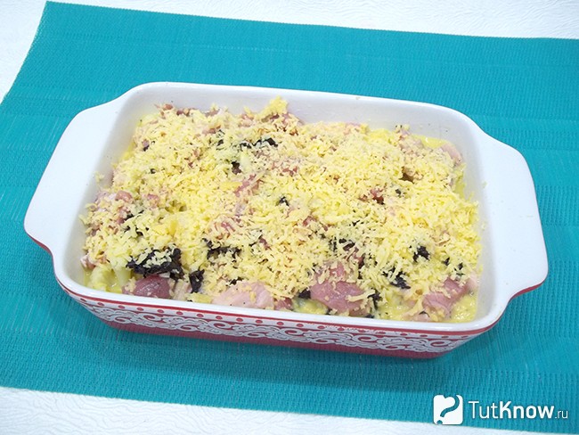Продукты присыпаны сыром