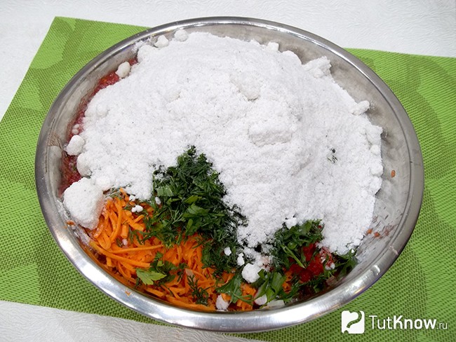 К продуктам насыпана соль