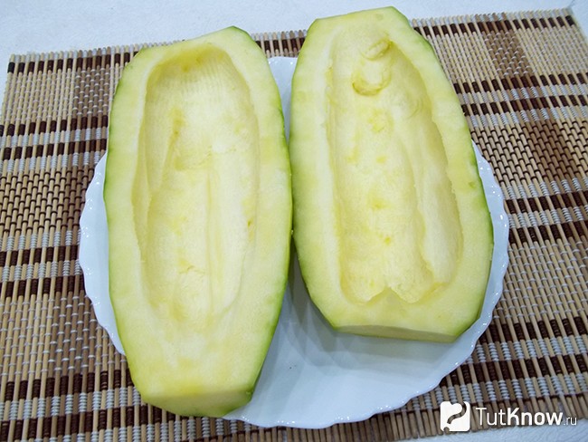 Кабачки очищены от кожуры и мякоти