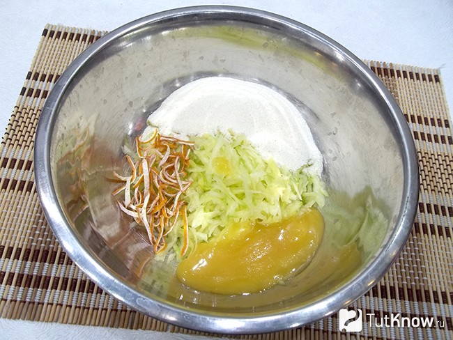 Кабачки соединены с манкой и медом