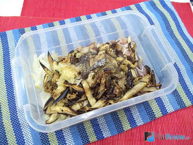 К продуктам выдавлен чеснок