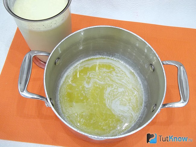Масло растоплено и добавлена соворотка