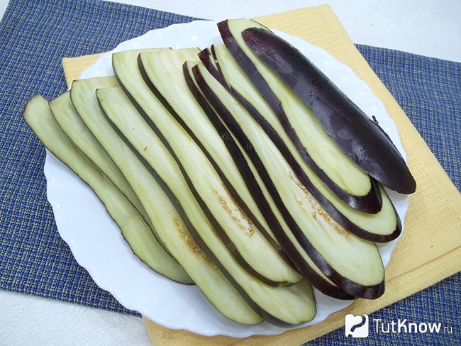 Баклажаны нарезаны слайсами