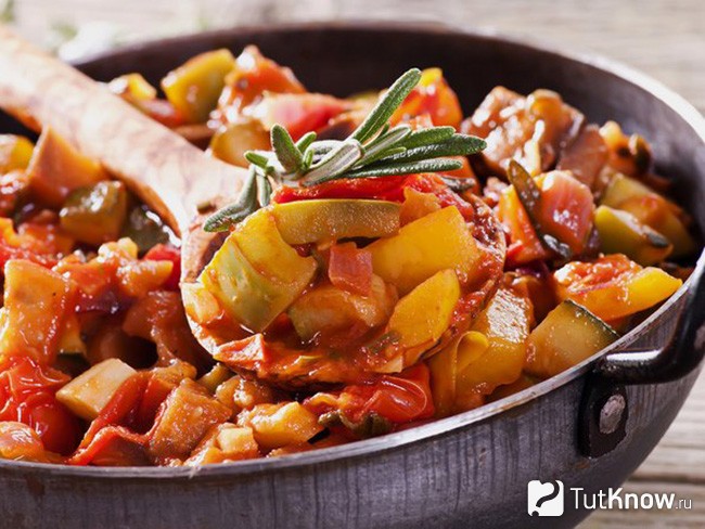 Овощное рагу с курицей и картошкой
