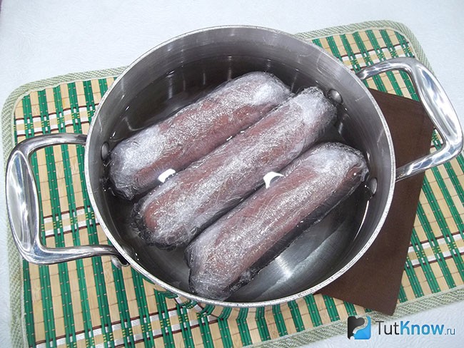 Колбаски варятся