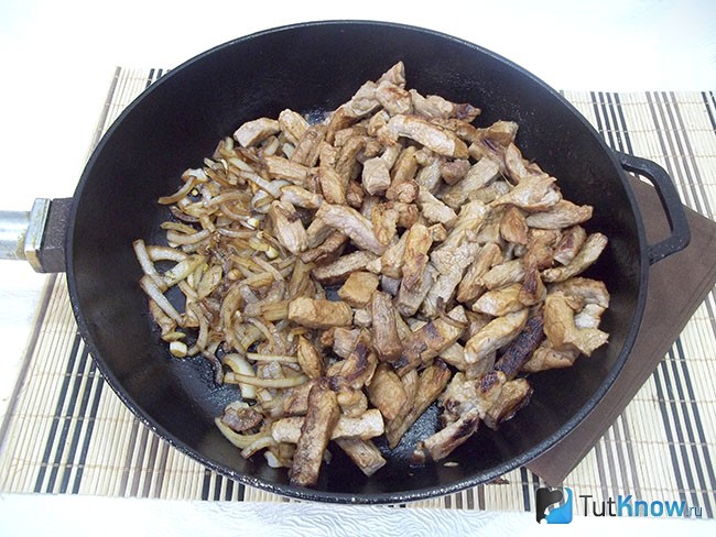 В сковороду к луку добавлено мясо
