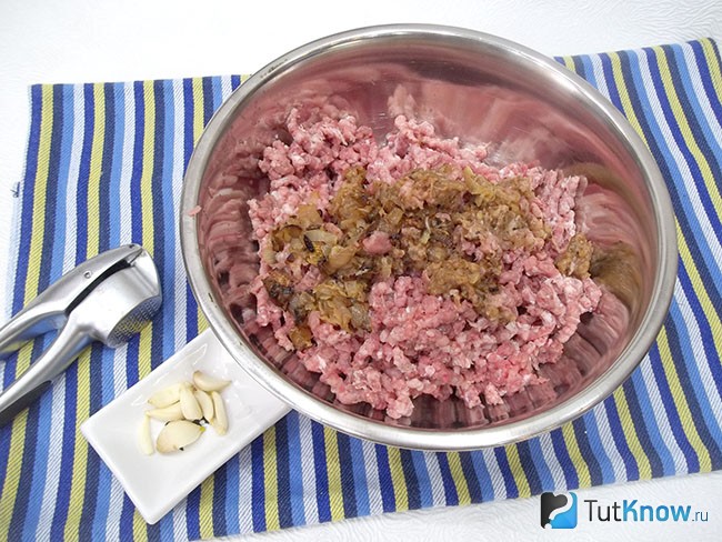 Мясо перекручено и к нему добавлен жареный лук
