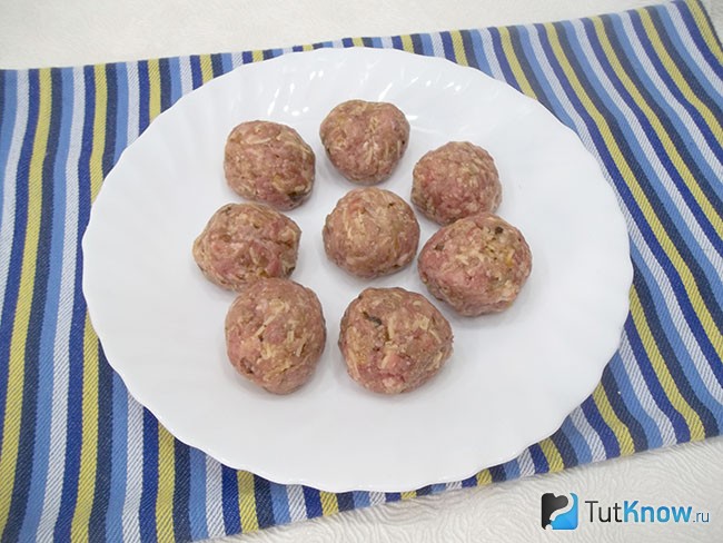 Из фарша сформированы шарики