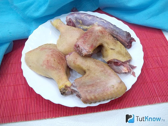 Утка нарезаны кусочками