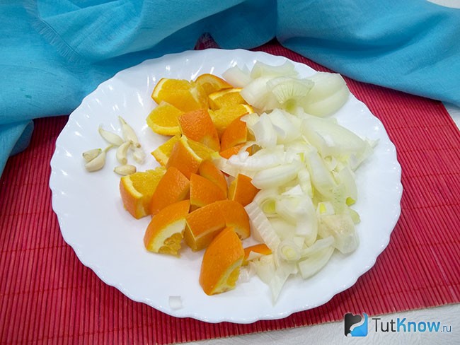 Лук, апельсины и чеснок нарезаны