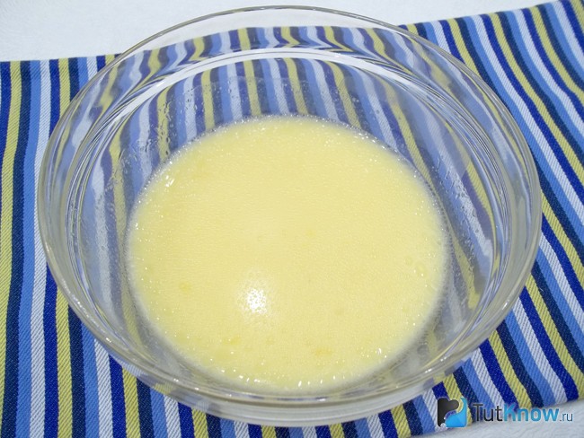 К яйцам добавлена сыворотка, масло и продукты перемешаны