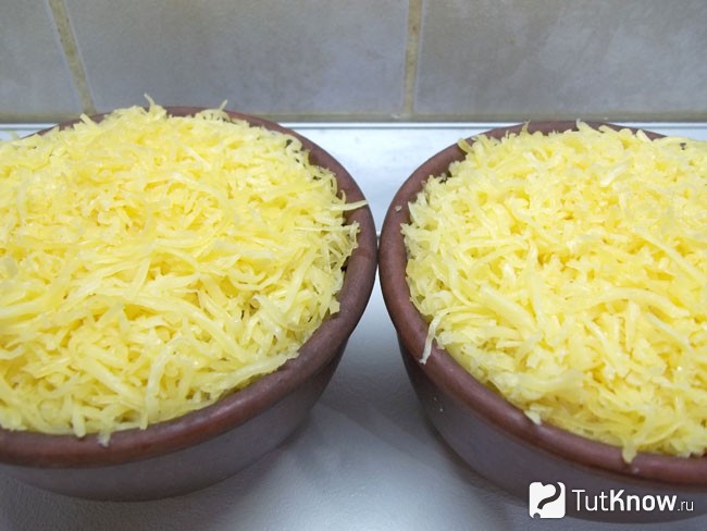 Продукты притрушенны сырной стружкой