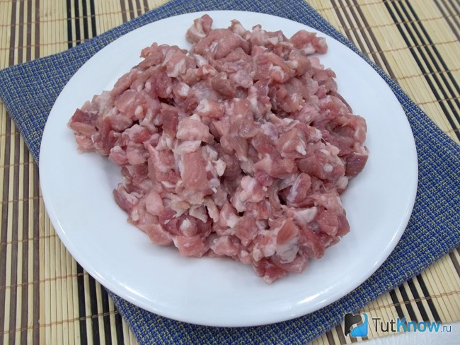 Мясо мелко нарезано