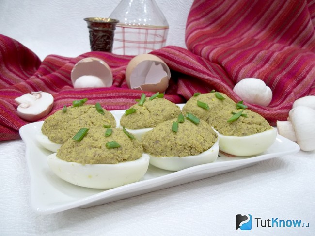 Готовые яйца, фаршированные шампиньонами
