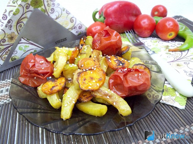 Готовый теплый салат с кабачками и томатами