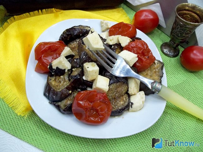 Готовый салат из баклажанов и сыра