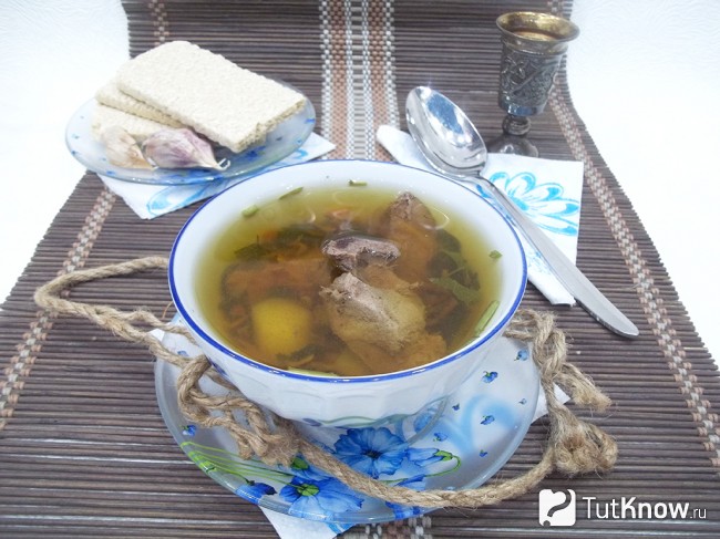 Готовый суп со свиной печенью и овощами