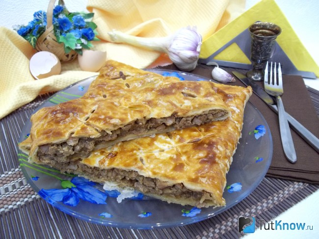 Готовый мясной пирог из замороженного слоеного теста