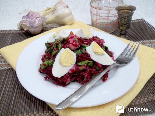 Готовый салат из свеклы, черемши и мяса
