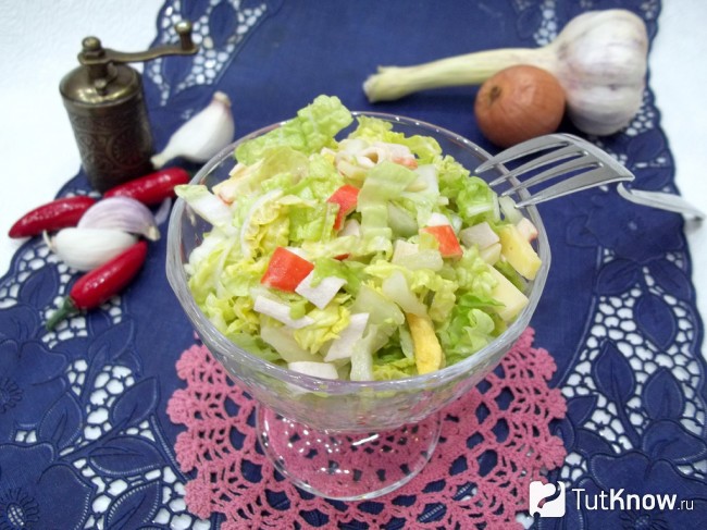 Готовый салат из пекинской капусты и крабовых палочек