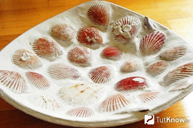 Блюдо, декорированное ракушками