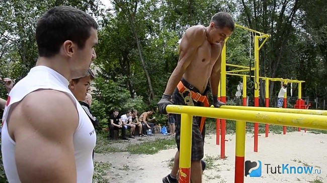 Упражнения на брусьях